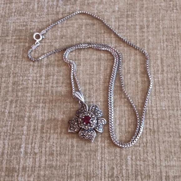 Marcasite Garnet Center Flower Pendant 925 Italy Silver Box Chain Necklace - Picture 2 of 14